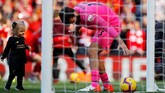 Kiper Liverpool Alisson bermain bersama sang anak, Helena, di depan gawang usai The Reds gagal juara Liga Inggris musim ini. (REUTERS/Phil Noble)