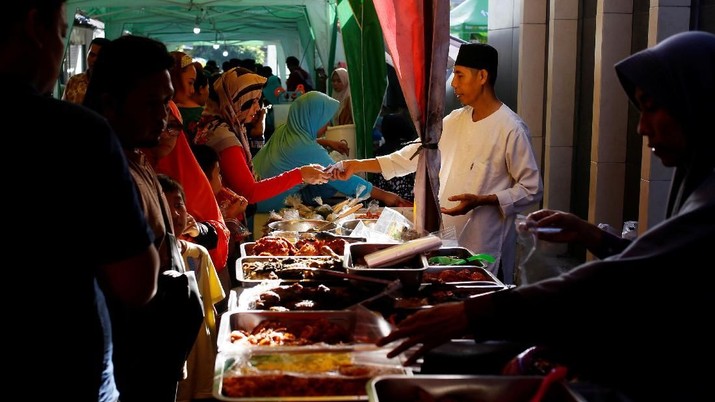 Muslim Indonesia membeli makanan untuk berbuka puasa di pasar makanan tradisional selama hari pertama bulan puasa Ramadhan di Denpasar, Bali, Indonesia, 6 Mei 2019. REUTERS / Johannes P. Christo Indonesian muslims buy food for iftar at a traditional food market during the first day of the holy fasting month of Ramadan in Denpasar, Bali, Indonesia, May 6, 2019. REUTERS/Johannes P. Christo