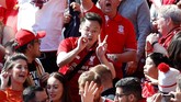 Para fan Liverpool dari tribune Anfield yang cemas dengan hasil antara Brighton & Hove Albion vs Manchester City. The Reds gagal juara karena Man City menang 4-1 atas Brighton & Hove. (Reuters/Carl Recine)