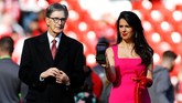 Pemilik Liverpool John W. Henry dan istri, Linda Pizzuti Henry tampak menikmati suasana usai pertandingan. (REUTERS/Phil Noble)