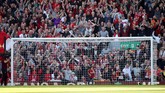 Putri Mohamed Salah, Makka, disambut kegembiraan para suporter Liverpool saat ia melesakkan bola ke gawang usai laga Liverpool. (Reuters/Carl Recine)