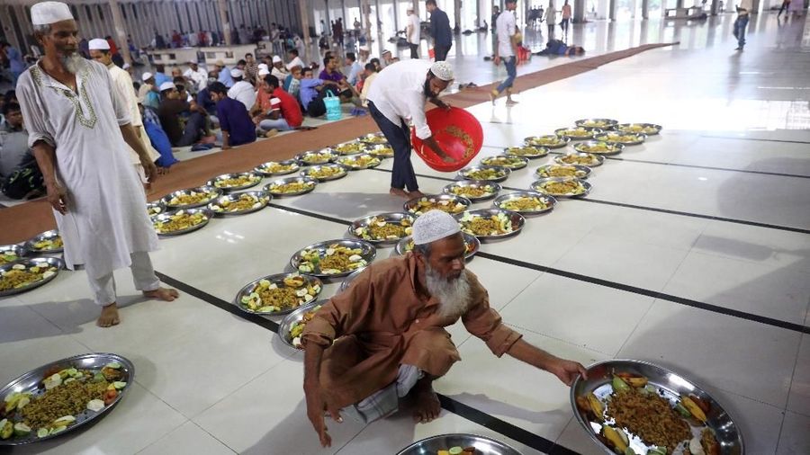 Relawan mengatur piring makanan di masjid nasional Baitul Mokarram agar umat Islam berbuka puasa selama bulan Ramadhan di Dhaka, Bangladesh, 8 Mei 2019. REUTERS / Mohammad Ponir Hossain
