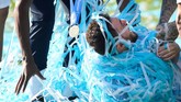 Bernardo Silva punya cara tersendiri untuk merayakan gelar juara Liga Inggris. Ia dikelilingi confetti. (REUTERS/Toby Melville)