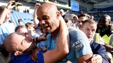 Vincent Kompany merayakan gelar bersama pendukung Manchester City. (REUTERS/Toby Melville)