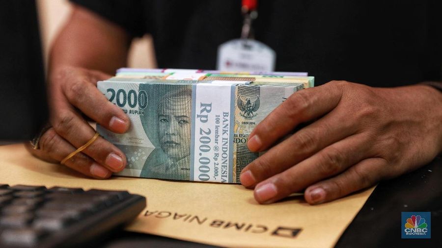 Warga menukarkan sejumlah uang di mobil kas keliling dari sejumlah bank yang terparkir di Lapangan IRTI Monas, Jakarta, Senin (13/5/2019). (վ/Andrean Kristianto)