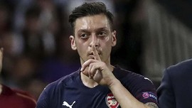 Mesut Ozil Diadang Perampok Berpisau di London