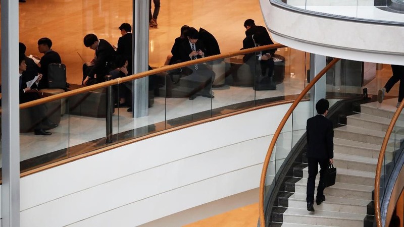 Mempunyai ilmu serta skill yang baik tidak menjamin para lulusan universitas di Korea bisa mendapatkan pekerjaan.