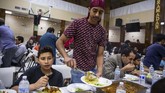 Tradisi buka bersama secara dengan warga sekitar menjadi ajang saling menghormati meski berbeda suku, ras, bahkan agama.