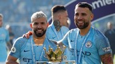 Duo Argentina, Sergio Aguero dan Nicolas Otamendi berpose dengan trofi Liga Inggris. (Reuters/John Sibley)