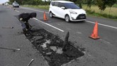 Pekerja menyelesaikan perbaikan jalan di Tol Brebes-Pejagan, Jawa Tengah, Minggu (12/5/19). Perbaikan dan pemeliharaan sejumlah ruas tol dilakukan jelang mudik Lebaran 2019. ANTARA FOTO/Puspa Perwitasari