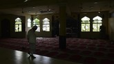 Kebanyakan warga Muslim akhirnya hanya bisa bersembunyi di dalam rumah, menanti situasi kembali tenang. (AFP Photo/Lakruwan Wanniarachchi)