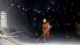 Pengerjaan terowongan kemudian akan dilanjutkan dengan pekerjaan konstruksi lainnya, seperti tracking, signaling, dan pemasangan kabel. (REUTERS/Willy Kurniawan)