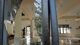 Begitu panas suasana di Sri Lanka, pemerintah akhirnya memberlakukan jam malam dengan batas waktu yang tak ditentukan. (Reuters/Dinuka Liyanawatte)