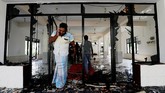 Bentrokan di beberapa daerah begitu parah hingga satu orang dilaporkan tewas di kawasan Marawila. (Reuters/Dinuka Liyanawatte)