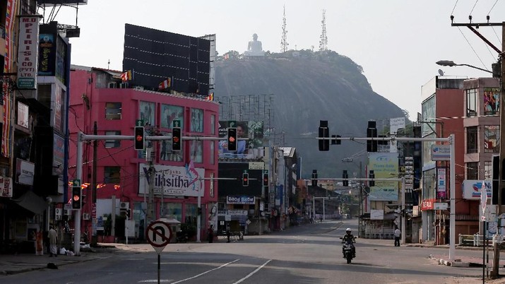 A man rides a motorbike on an empty road during a curfew in Kurunegala, Sri Lanka May 14, 2019. REUTERS/Dinuka Liyanawatte
