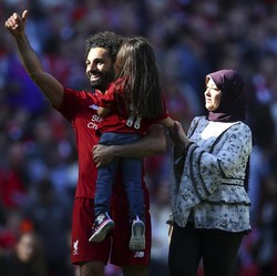 Aksi Mesra Mo Salah dan Putri Kecilnya di Lapangan Hijau