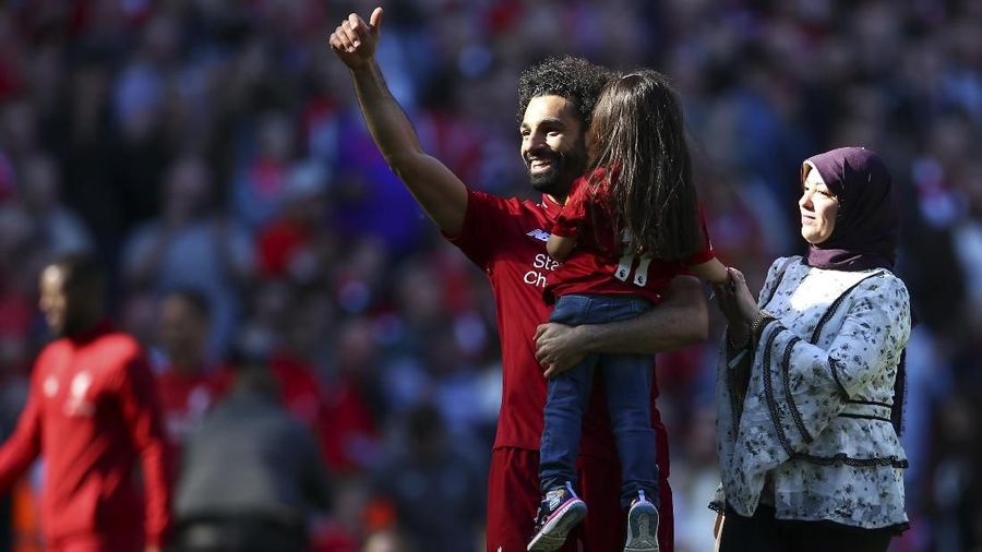 Makka terihat menikmati iringan bola di kakinya yang didampingi ayahnya.