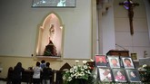 Umat Katolik berdoa usai mengikuti misa peringatan setahun tragedi bom gereja Surabaya di Gereja Katolik Santa Maria Tak Bercela, Surabaya, Jawa Timur, Senin (13/5/2019). Pada peringatan tersebut digelar juga doa lintas agama yang dihadiri sejumlah pemuka agama. ANTARA FOTO/Zabur Karuru/wsj.