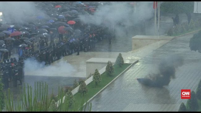 VIDEO: Demonstran Lemparkan Petasan ke Kantor PM Albania