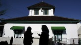Masjid Tua Al Hilal Katangka Gowa di Sulawesi Selatan merupakan masjid tertua di Sulawesi Selatan yang dibangun pada 1603 oleh Raja Gowa XIV, I Mangarangi Manrabbia (Sultan Alauddin) dan menjadi tempat wisata religi yang ramai dikunjungi wisatawan. (ANTARA FOTO/Arnas Padda)