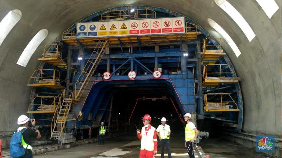 Gubernur Jawa Barat, Ridwan Kamil, menyambut positif progres pembangunan kereta cepat Jakarta-Bandung (KCJB).
