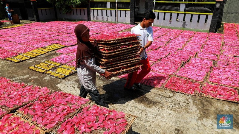 Kerupuk yang biasanya ramai dicari saat bulan ramadhan ini banyak dihasilkan dari kampung tersebut.