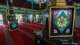 Umat muslim beribadah di Masjid Sultan Suriansyah Banjarmasin, Kalimantan Selatan, yang bersejarah dan salah satu masjid tertua di Kalsel dan dibangun dari kayu ulin. (ANTARA FOTO/Bayu Pratama S/hp.)