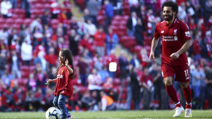 Makka terihat menikmati iringan bola di kakinya yang didampingi ayahnya.
