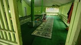 Pengurus masjid membersihkan ruangan Masjid Istiqomah Pesengkongan Tegalsari, Tegal, Jawa Tengah. Masjid berbahan baku kayu yang didirikan oleh saudagar-saudagar Melayu pada 1820 itu merupakan masjid tertua di Tegal dan pernah jadi pusat pemberangkatan haji melalui jalur laut Pantura. (ANTARA FOTO/Oky Lukmansyah/foc.)
