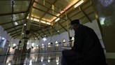 Warga membaca Al Quran di Masjid Jami' Peneleh, Surabaya, Jawa Timur. Masjid yang didirikan oleh Sunan Ampel dan terletak di kawasan Peneleh itu merupakan salah satu masjid tertua di Surabaya. (ANTARA FOTO/Didik Suhartono/pd.)