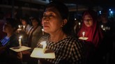 Sejumlah umat katolik dan umat lintas agama berdoa bersama saat peringatan setahun tragedi bom gereja Surabaya di Gereja Katolik Santa Maria Tak Bercela, Surabaya, Jawa Timur, Senin (13/5/2019). Pada peringatan tersebut digelar juga doa lintas agama yang dihadiri sejumlah pemuka agama. ANTARA FOTO/Zabur Karuru/wsj.