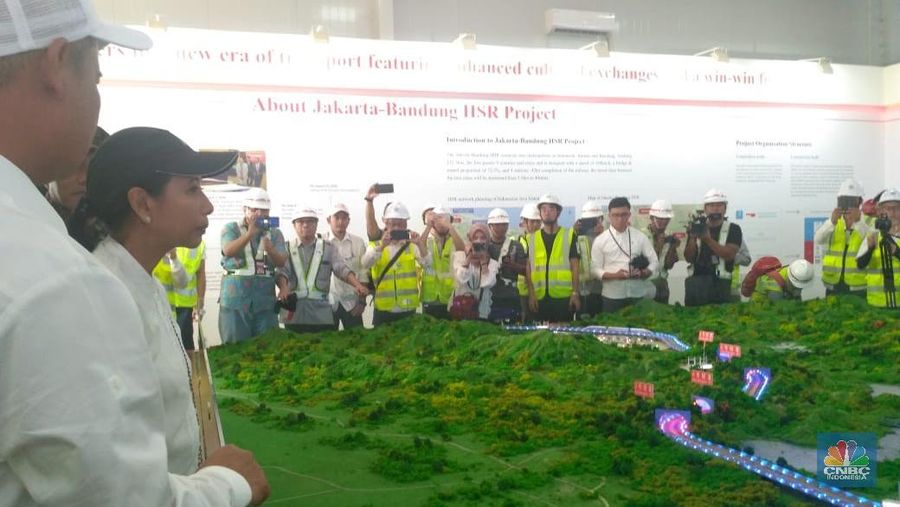 Sebuah terowongan yang menembus bukit di Kecamatan Cikalongwetan, Kabupaten Bandung Barat, Jawa Barat, rampung dibangun.