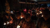 Sejumlah umat katolik dan umat lintas agama berdoa bersama saat peringatan setahun tragedi bom gereja Surabaya di Gereja Katolik Santa Maria Tak Bercela, Surabaya, Jawa Timur, Senin (13/5/2019). Pada peringatan tersebut digelar juga doa lintas agama yang dihadiri sejumlah pemuka agama. ANTARA FOTO/Zabur Karuru/wsj.