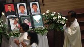 Umat Katolik melaksanakan misa peringatan setahun tragedi bom gereja Surabaya di Gereja Katolik Santa Maria Tak Bercela, Surabaya, Jawa Timur, Senin (13/5/2019). Pada peringatan tersebut digelar juga doa lintas agama yang dihadiri sejumlah pemuka agama. ANTARA FOTO/Zabur Karuru/wsj.