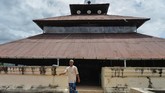 Masjid Tuha Indrapuri, Kabupaten Aceh Besar, Aceh, salah satu masjid bersejarah dan tertua berkontruksi kayu berusia ratusan tahun di Aceh. Masjid dibangun pada masa kerajaan Sultan Iskandar Muda pada abad 16 yang lokasinya merupakan bekas bangunan candi peninggalan kerajaan Hindu di Aceh. (ANTARA FOTO/Ampelsa/ama)