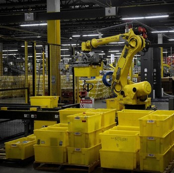 Di Gudang Amazon, Banyak Pekerjaan Manusia Digantikan Robot