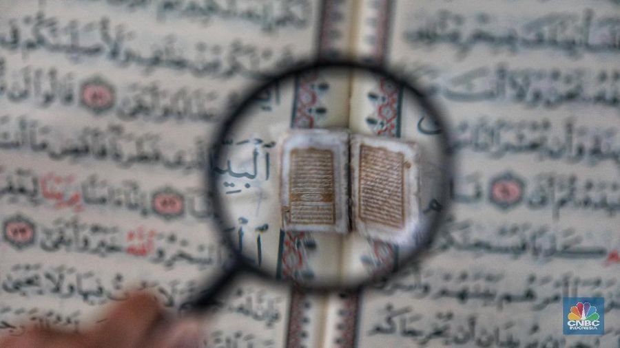 H. Tubagus Muhammad Tamyiz memperlihatkan Al Quran mini miliknya saaat dijumpai di Masjid Jami Darussalam, Desa Pasir Jambu, Kecamatan Sukaraja, Kabupaten Bogor, Selasa (14/5/2019). (վ/Andrean Kristianto)
