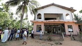 Namun, para pemuda Muslim tak tinggal diam. Sekumpulan remaja itu memilih untuk melawan warga lokal yang menghancurkan rumah ibadah dan toko mereka. (Reuters/Dinuka Liyanawatte)