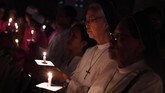 Sejumlah umat katolik dan umat lintas agama berdoa bersama saat peringatan setahun tragedi bom gereja Surabaya di Gereja Katolik Santa Maria Tak Bercela, Surabaya, Jawa Timur, Senin (13/5/2019). Pada peringatan tersebut digelar juga doa lintas agama yang dihadiri sejumlah pemuka agama. ANTARA FOTO/Zabur Karuru/wsj.