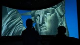 Pengunjung juga bisa menyaksikan video yang berisi sejarah Patung Liberty, yang merupakan hasil desain seniman Prancis Frederic-Auguste Bartholdi dan diberikan sebagai hadiah merayakan hari kemerdekaan ke-100 AS pada 1876. (Drew Angerer/Getty Images/AFP)