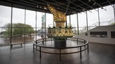 Di tengah museum itu, ada obor asli yang pernah dipegang Patung Liberty. Di patungnya sendiri, obor itu digantikan oleh yang baru pada 1986. (Drew Angerer/Getty Images/AFP)