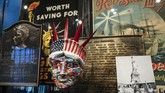Patung Liberty yang selama ini berdiri gagah memegang obor di Liberty Island, Amerika Serikat, akan segera punya ‘teman.’ Museum Patung Liberty dibuka untuk umum, Kamis (16/5). (Drew Angerer/Getty Images/AFP)