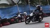 Setiap pebalap road race perlu menguasai dengan baik teknik serta detail lintasan yang digunakan. Kesalahan dalam perhitungan tidak saja membuat peluang menjadi pemenang hilang, namun juga bisa membahayakan keselamatan. (CNN Indonesia/Artho Viando)