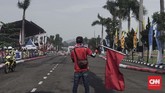 Jumlah putaran dalam road race berbeda-beda tergantung level pebalap. Untuk pemula jumlah lap dimulai dari 12 putaran, sedangkan pebalap unggulan menggunakan 20 putaran. (CNN Indonesia/M Arby Rahmat)