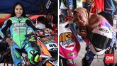Dalam beberapa tahun belakangan dunia road race Indonesia diramaikan dengan kehadiran pebalap wanita, di antaranya Nova 'Cibey' dan Silvia 'Ubey' Audina Nazar (kanan). Para pebalap wanita ini biasanya tampil di kelas motor matik. (CNN Indonesia/Artho Viando)