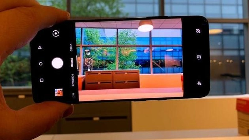 Harganya dijual mulai dari Rp 9.665.286 harganya ratusan dolar lebih murah dari ponsel premium seperti Samsung Galaxy S10 +