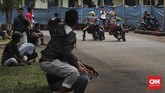 Dalam beberapa ajang road race, penonton road race masih mengabaikan keselamatan dalam menyaksikan balapan. Sejumlah pengunjung ada yang menghiraukan aspek bahaya dengan menonton balapan tidak jauh dari lintasan. (CNN Indonesia/Artho Viando)