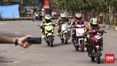 Road race di Indonesia terdiri dari beberapa kelas motor: matik, sport, hingga skuter. Kelas bebek 150cc jadi salah satu yang diminati pebalap road race di Indonesia. (CNN Indonesia/Artho Viando)