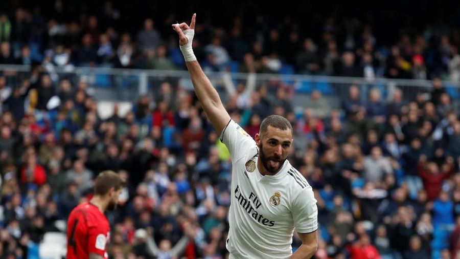 Soccer Football - La Liga Santander - Real Madrid v Athletic Bilbao - Santiago Bernabeu, Madrid, Spain - April 21, 2019  Real Madrid's Karim Benzema celebrates scoring their second goal   REUTERS/Susana Vera