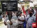 Massa 'Ratu Adil' dan FPI Geruduk Bawaslu Jatim